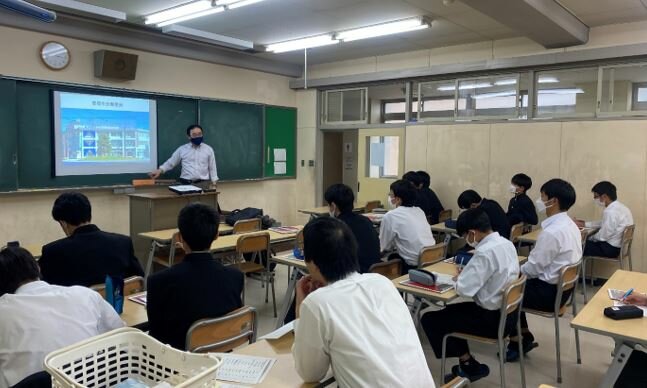 愛知県立江南高等学校で建築・都市システム学系の齊藤大樹教授が模擬授業を行いました。