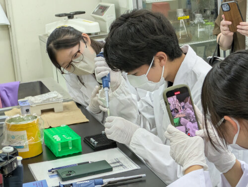 愛知県立豊橋東高等学校の生徒が本学で実験実習を行いました