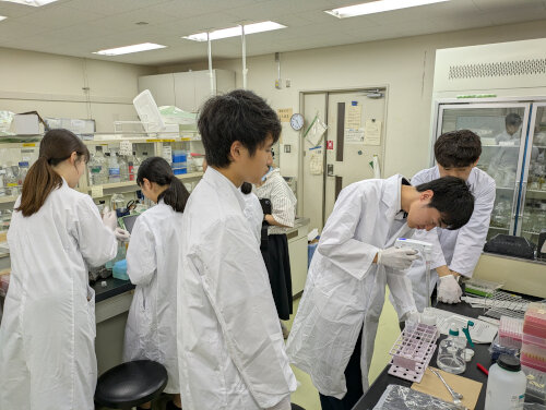 愛知県立豊丘高等学校の生徒が本学で実験実習を行いました